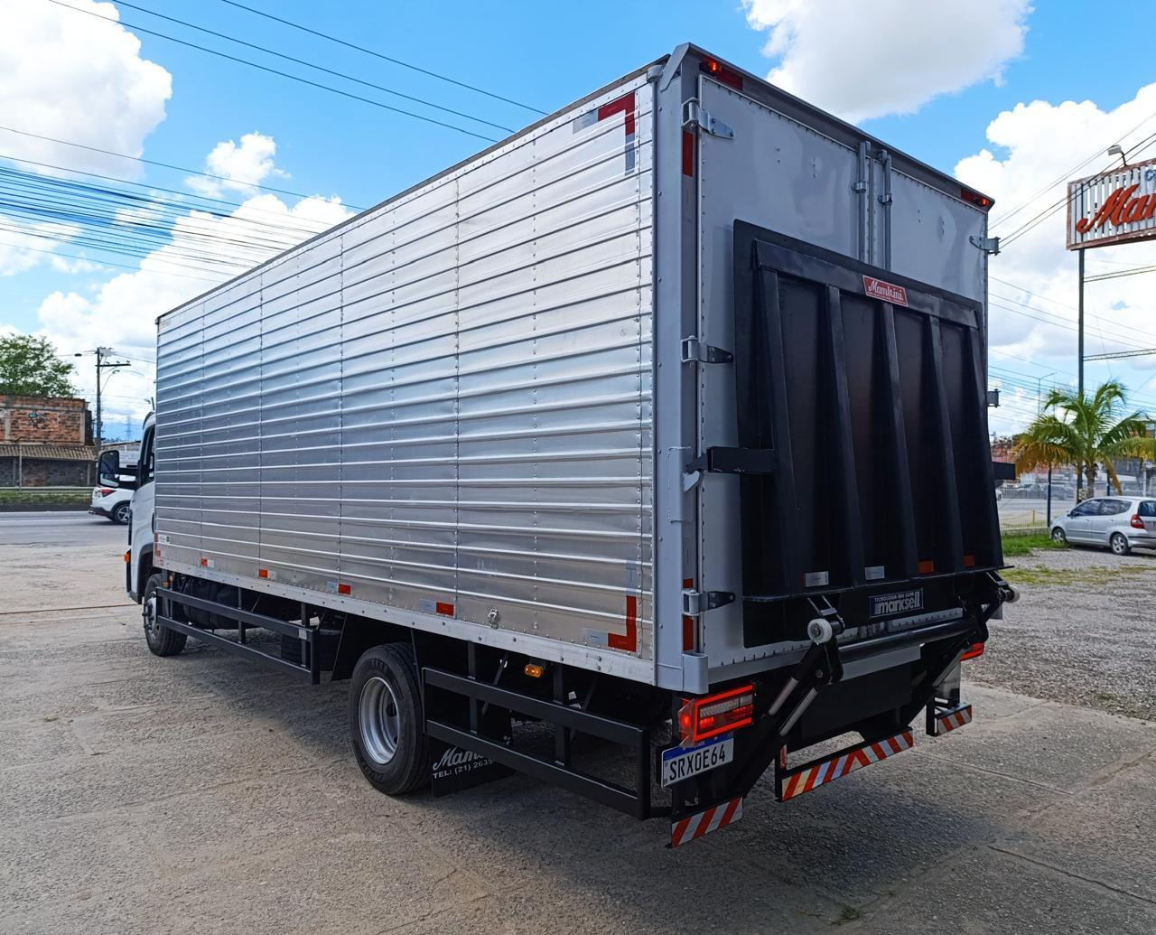 Baú Carga Seca com Plataforma Hidráulica